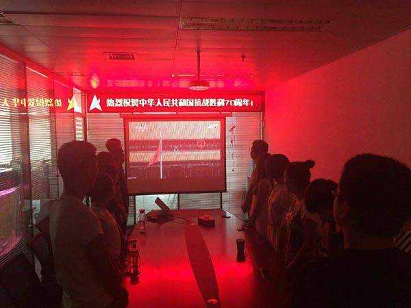 bg电子官网大整个员工一路旁观“阅兵式”(图2)